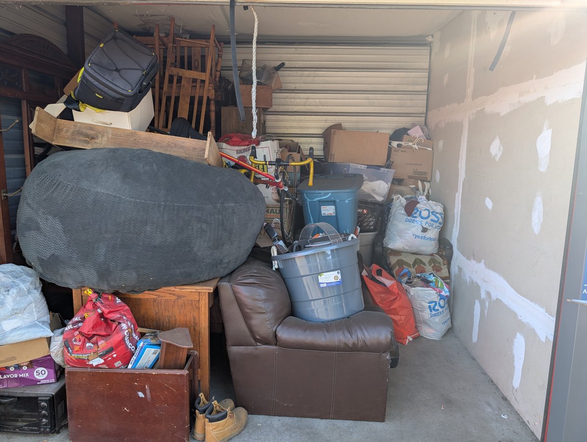 10 x 10 storage unit in Ukiah, CA