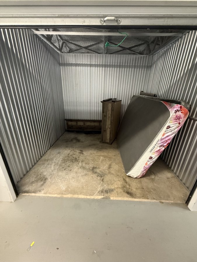 10 x 10 storage unit in Oxon Hill, MD