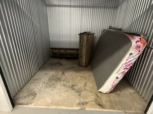 10 x 10 storage unit in Oxon Hill, MD
