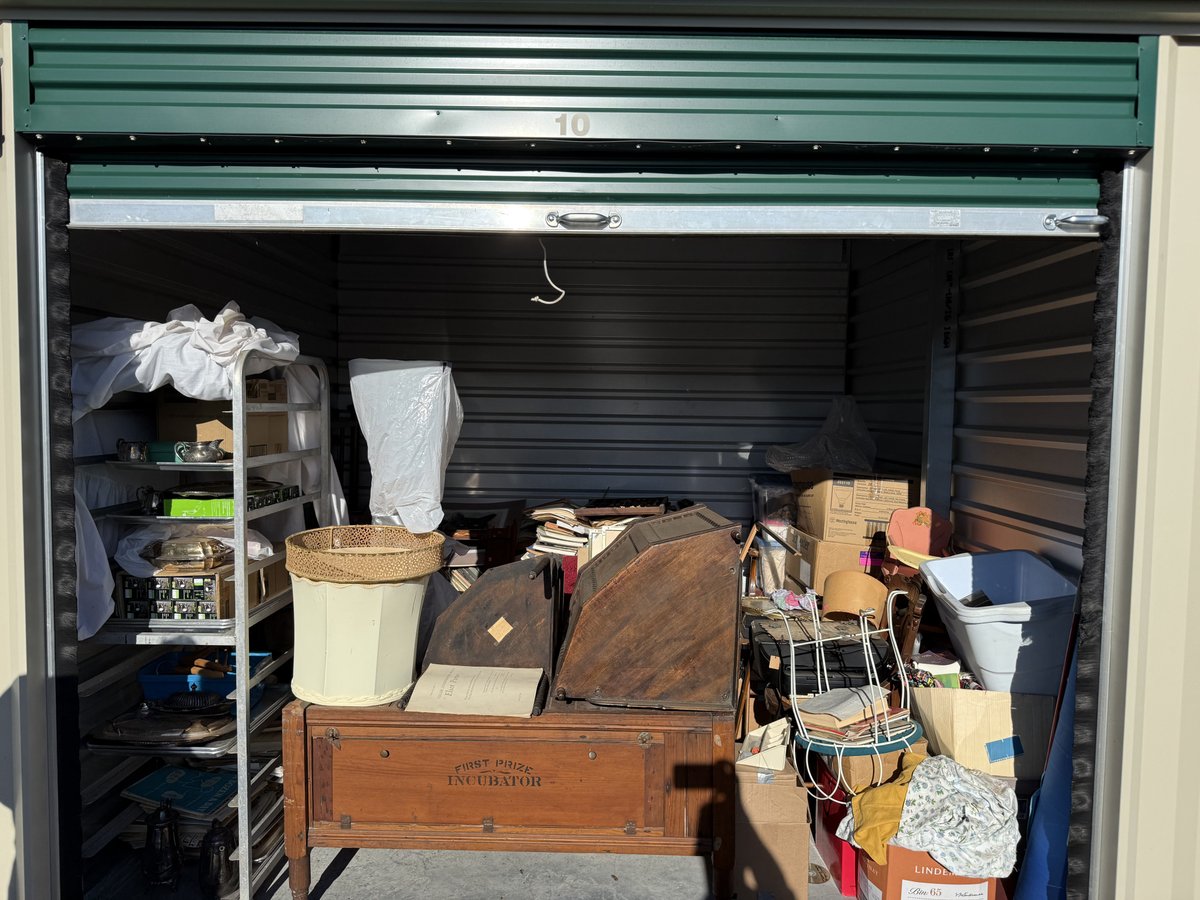 10 x 10 storage unit in Clay, NY