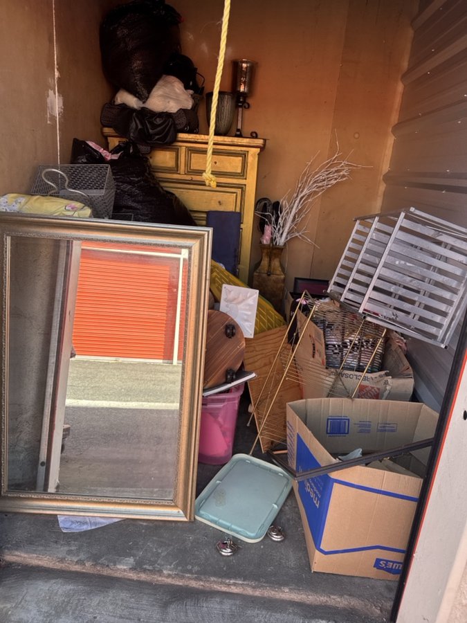 6 x 7 storage unit in Costa Mesa, CA