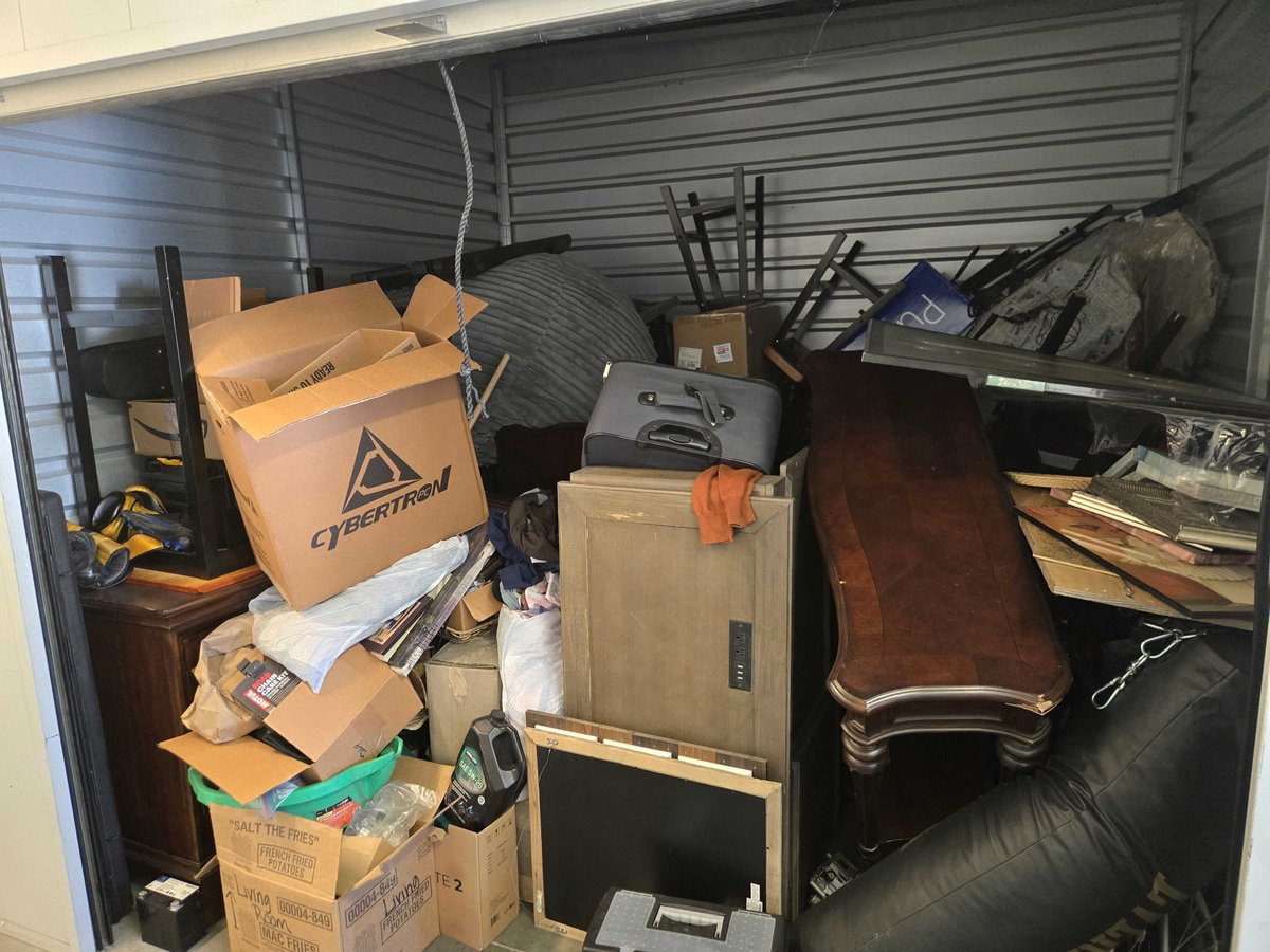 10 x 10 storage unit in Murrieta, CA