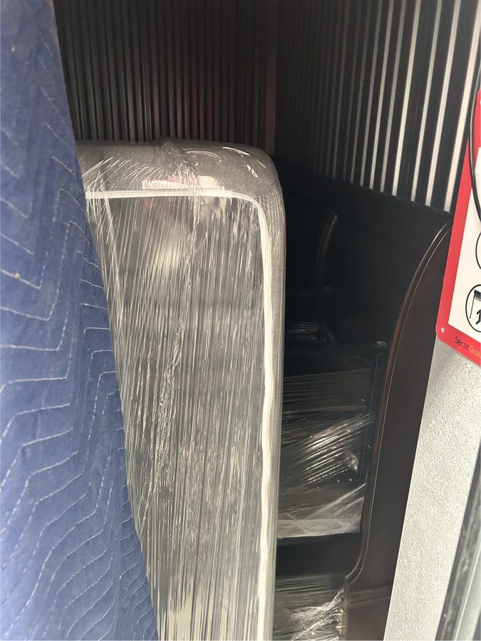 10 x 10 storage unit in Queens, NY