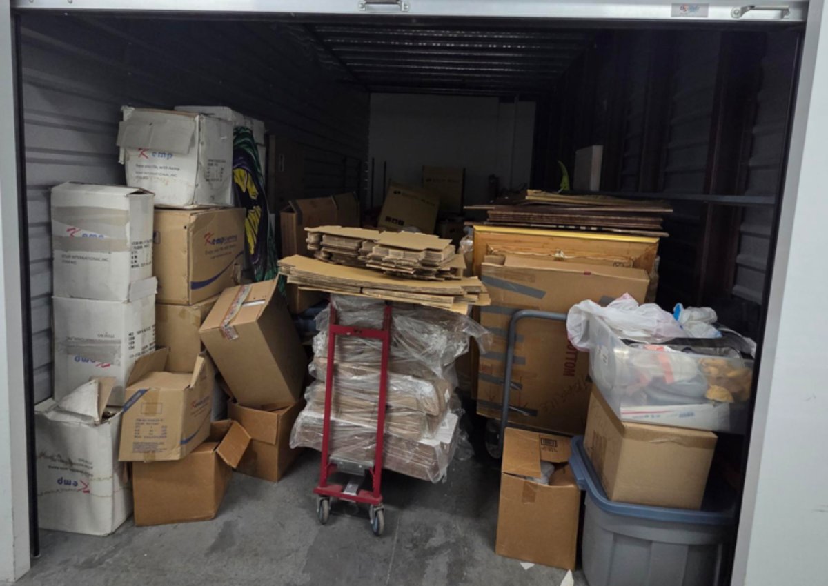 10 x 20 storage unit in Costa Mesa, CA