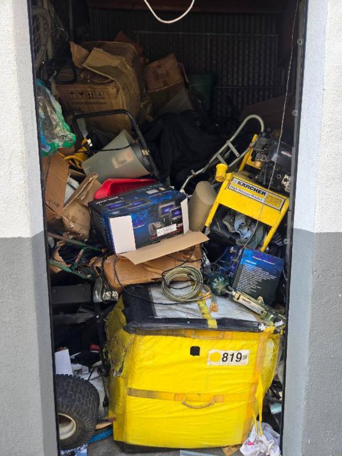 10 x 10 storage unit in Pomona, CA