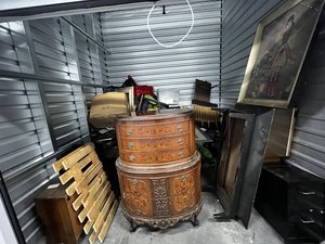 10 x 10 storage unit in Signal Hill, CA