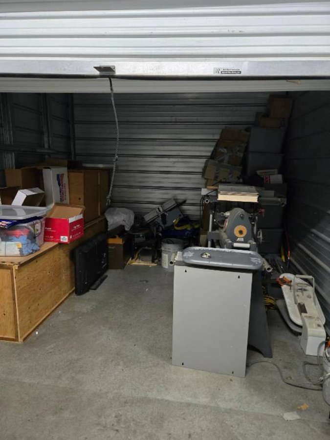 10 x 10 storage unit in Vista, CA