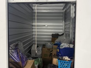 5 x 10 storage unit in Long Beach, CA