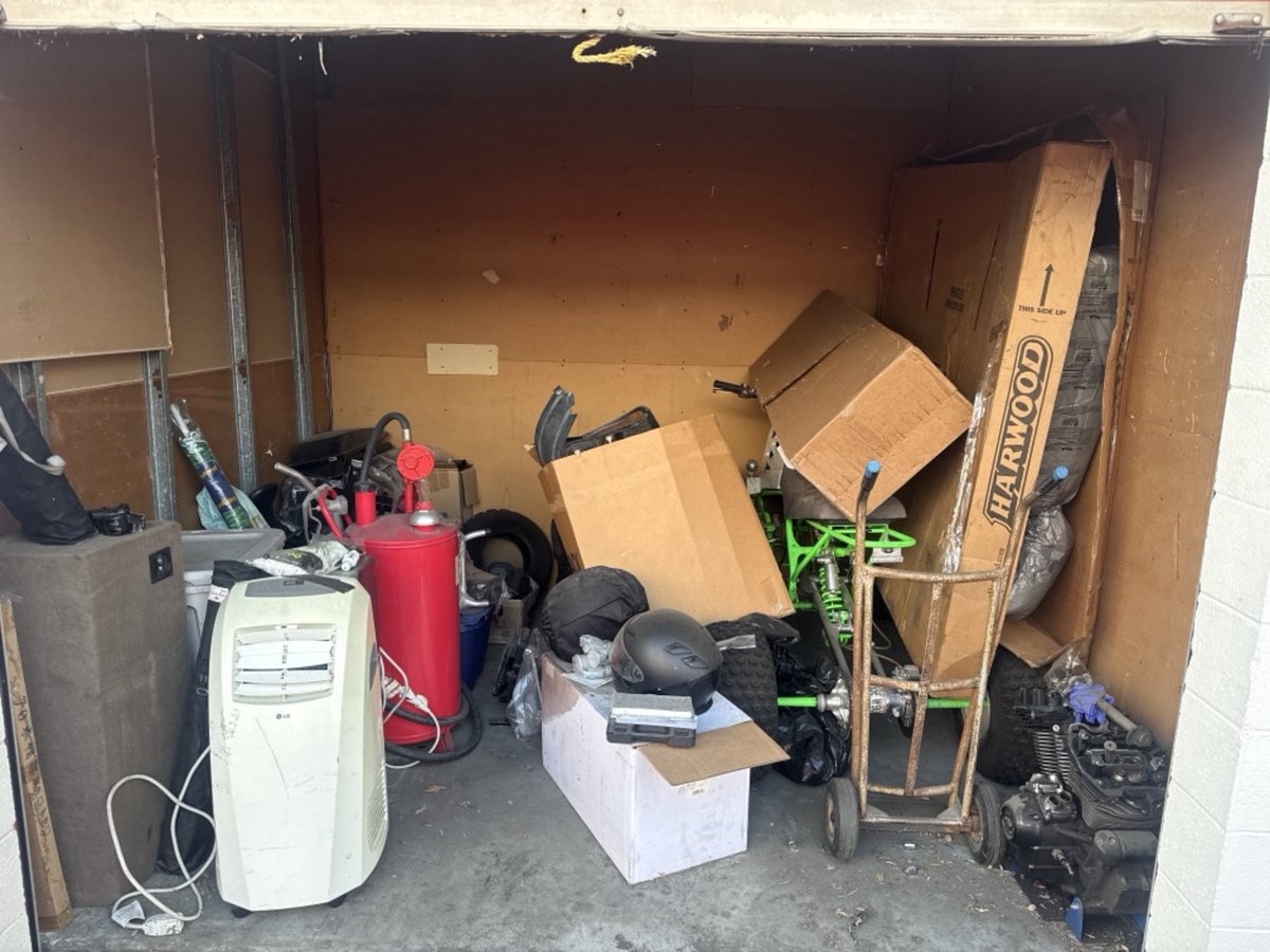 10 x 10 storage unit in Carson, CA
