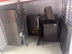 10 x 10 storage unit in Compton, CA