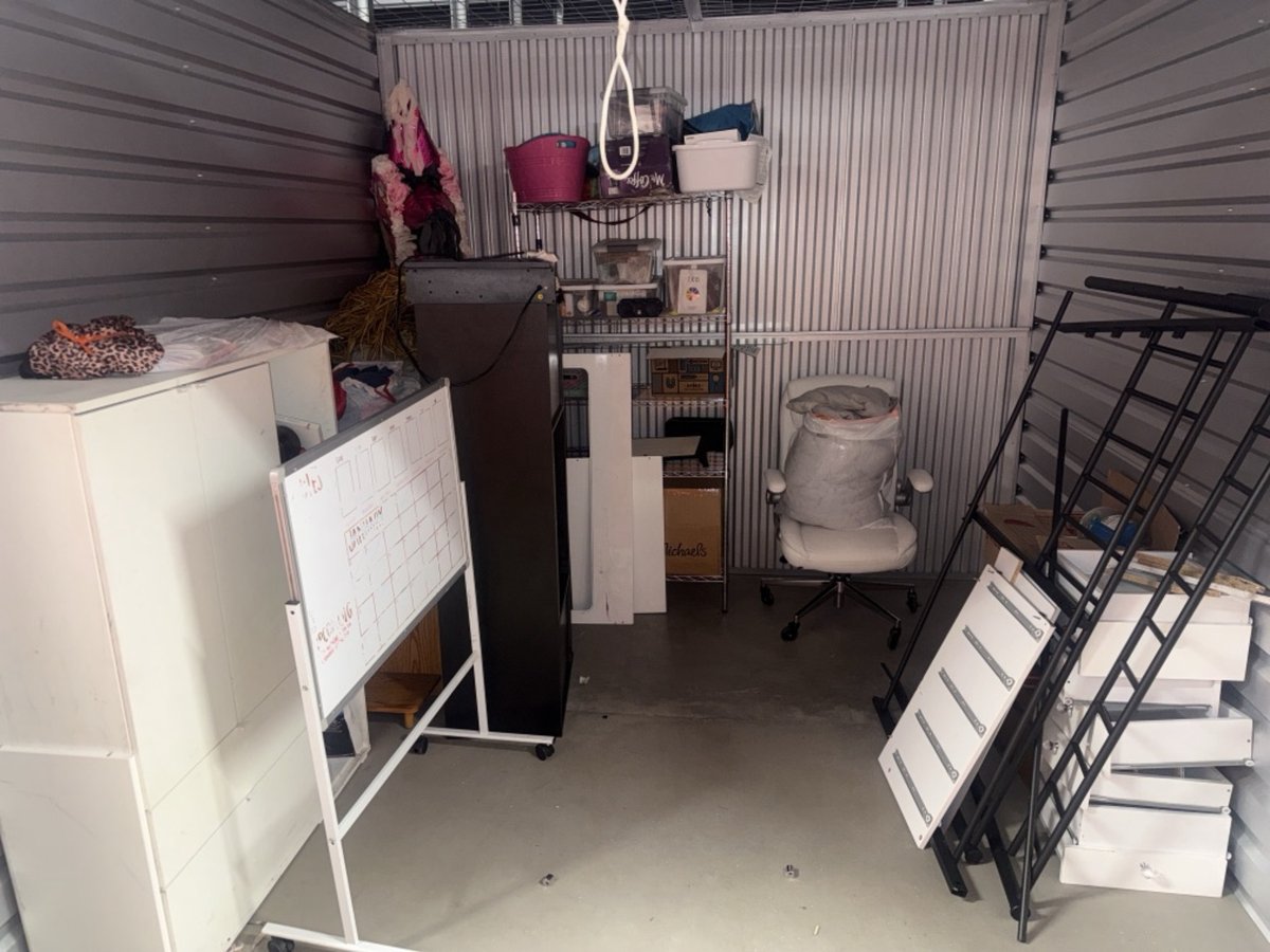 10 x 10 storage unit in Compton, CA