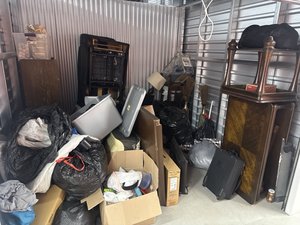 10 x 10 storage unit in Compton, CA