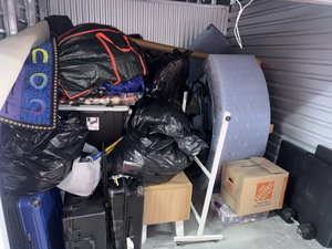 10 x 10 storage unit in Compton, CA