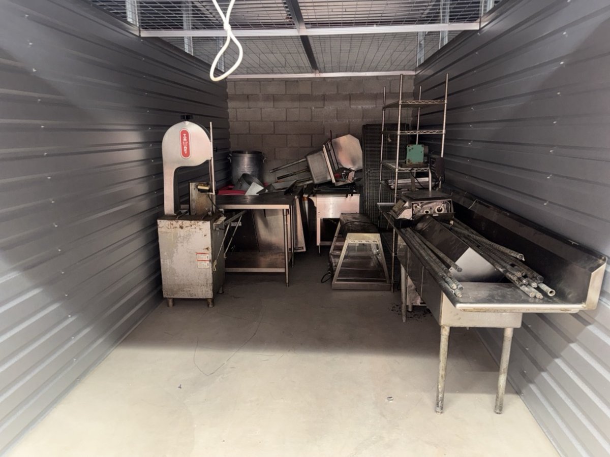 10 x 20 storage unit in Compton, CA
