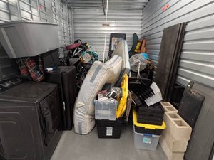 10 x 15 storage unit in Irvine, CA