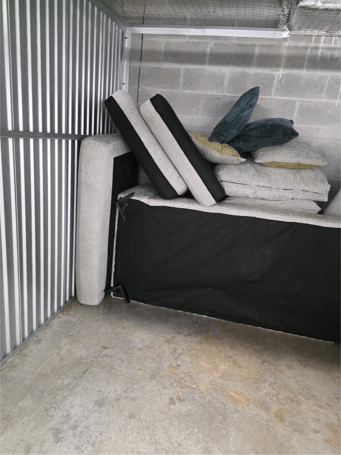 10 x 10 storage unit in Miami Gardens, FL