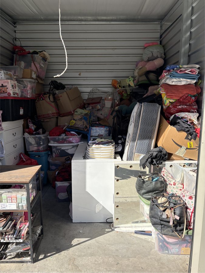 10 x 10 storage unit in Reedley, CA