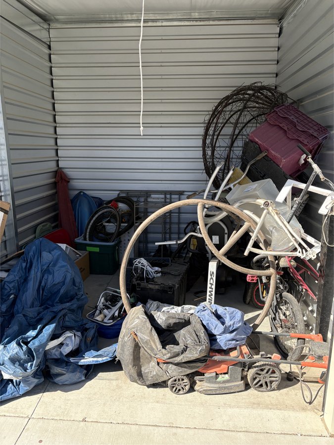 10 x 10 storage unit in Reedley, CA