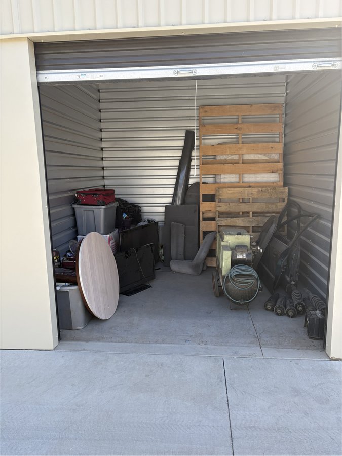 10 x 10 storage unit in Reedley, CA
