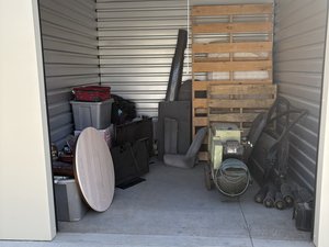 10 x 10 storage unit in Reedley, CA
