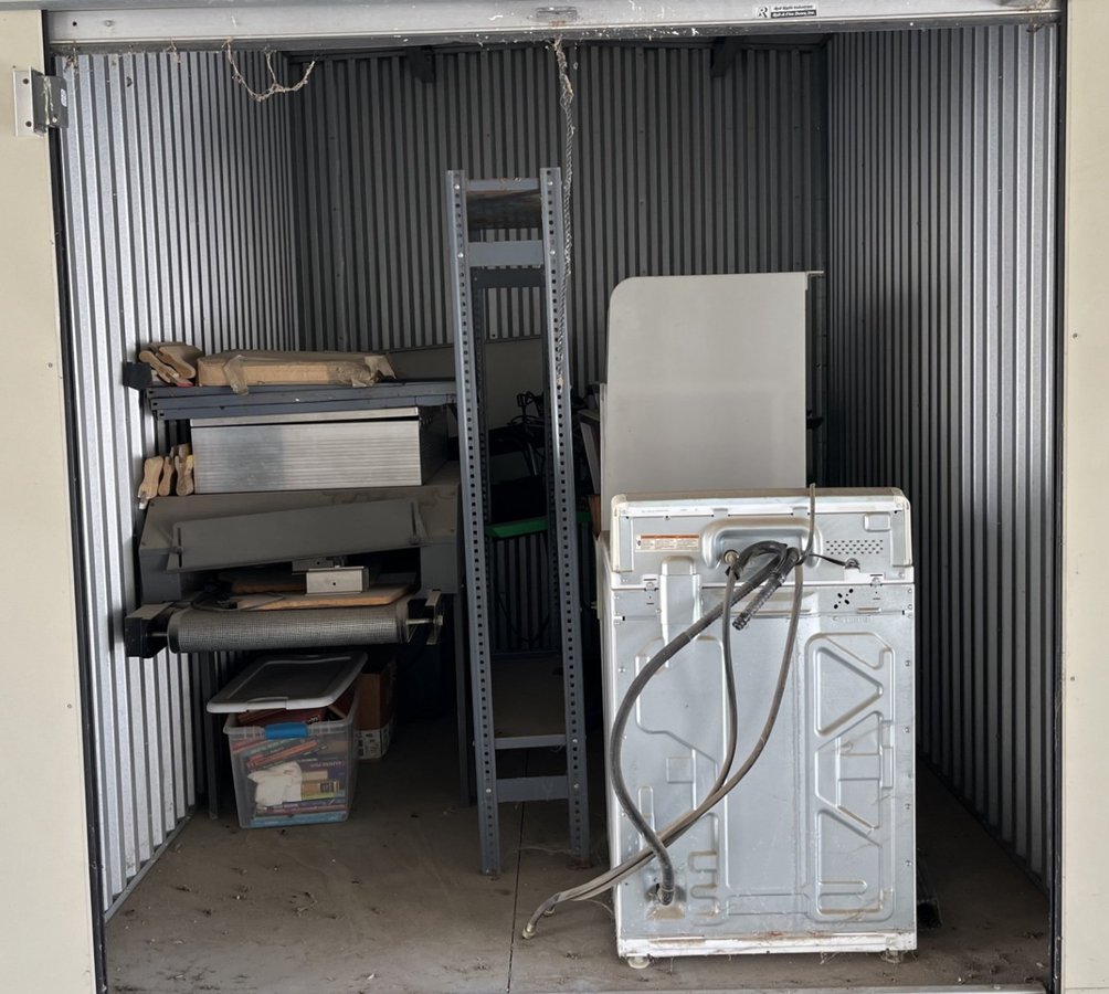 10 x 10 storage unit in Lemoore, CA