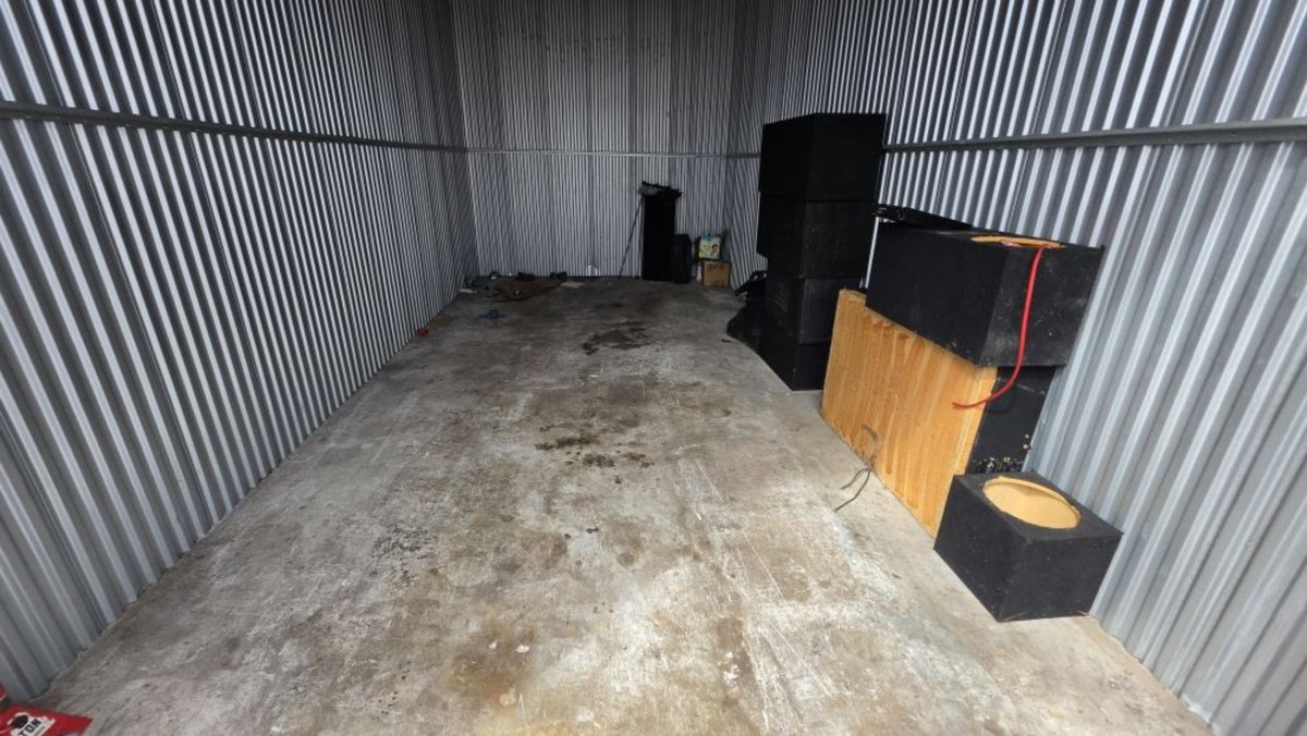 11 x 23 storage unit in Oakland Park, FL