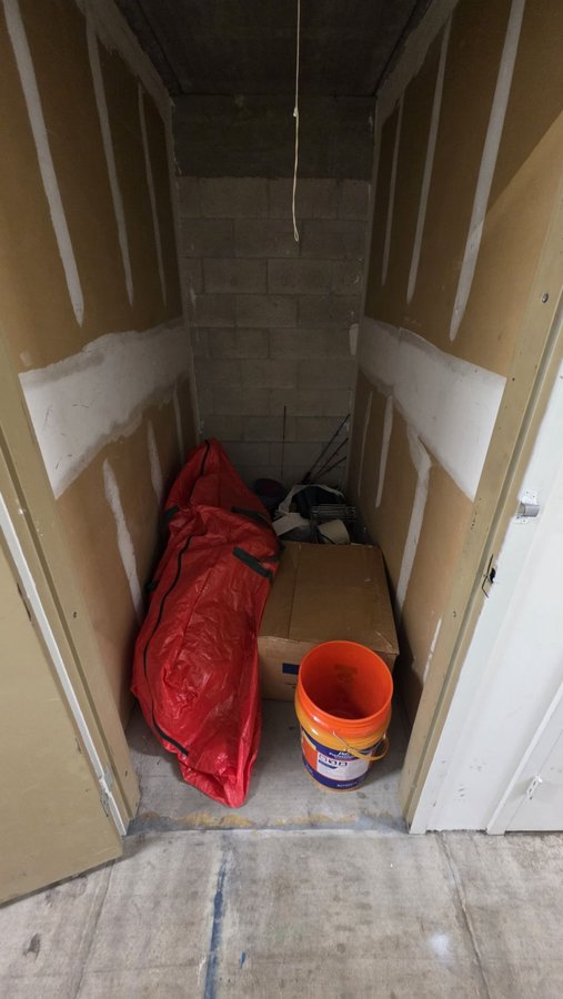 4 x 7 storage unit in Oakland Park, FL