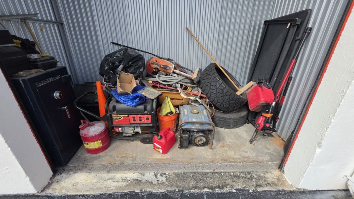 10 x 5 storage unit in Oakland Park, FL