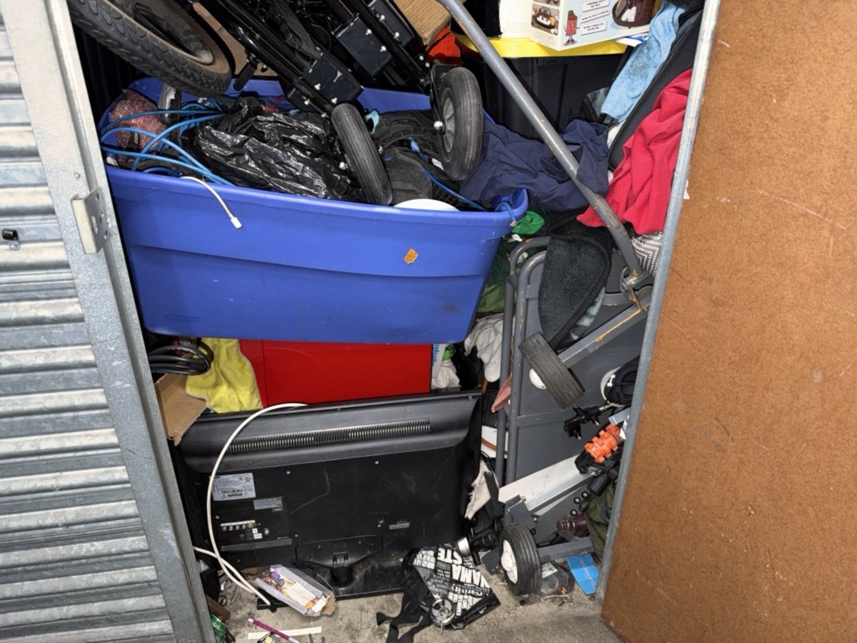 10 x 10 storage unit in Anaheim, CA