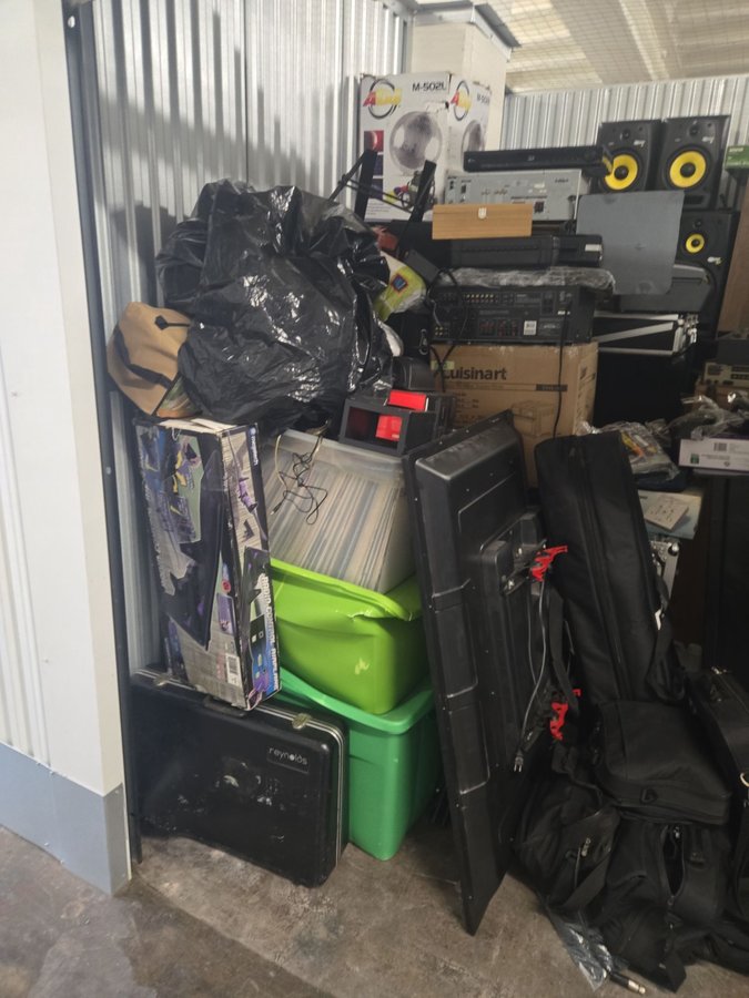 10 x 10 storage unit in Baltimore, MD