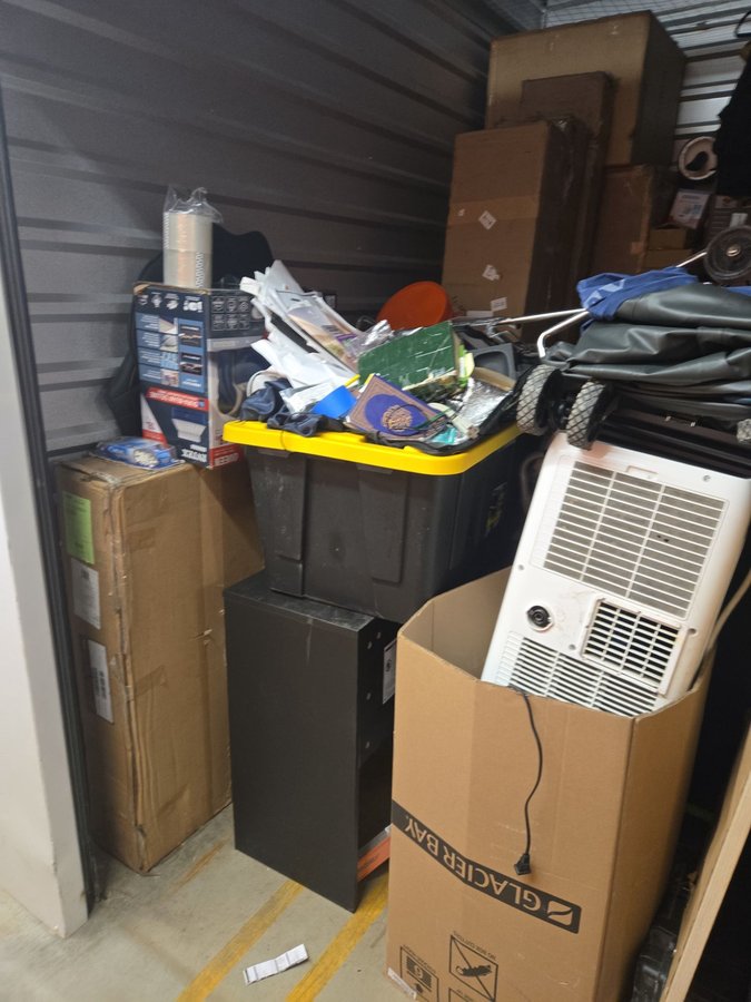 10 x 10 storage unit in Baltimore, MD
