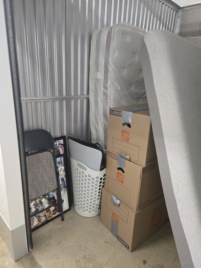 7 x 10 storage unit in Baltimore, MD