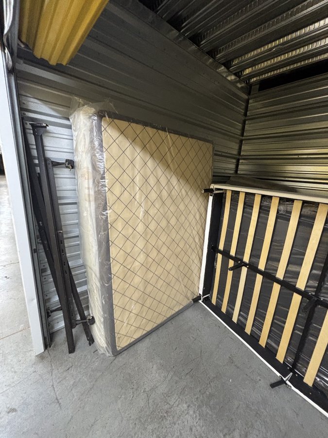10 x 10 storage unit in Tacoma, WA