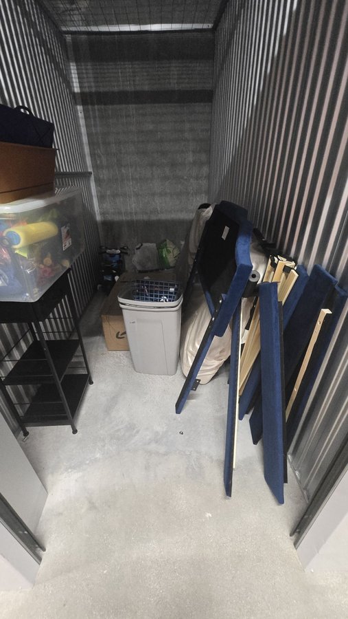 5 x 10 storage unit in Hollywood, FL