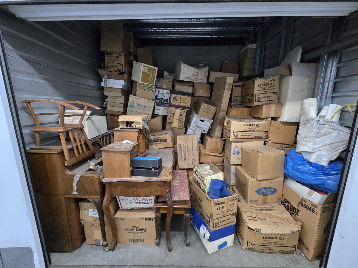 10 x 10 storage unit in Sunland, CA
