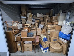 10 x 10 storage unit in Sunland, CA
