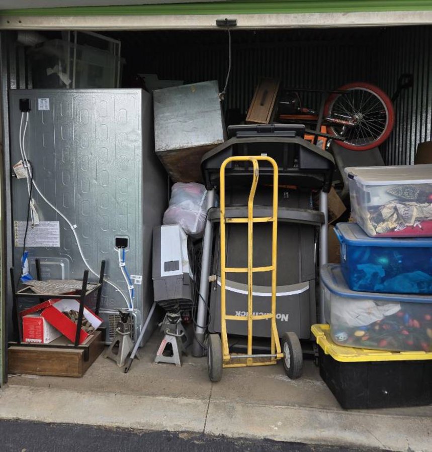 10 x 10 storage unit in Lancaster, CA