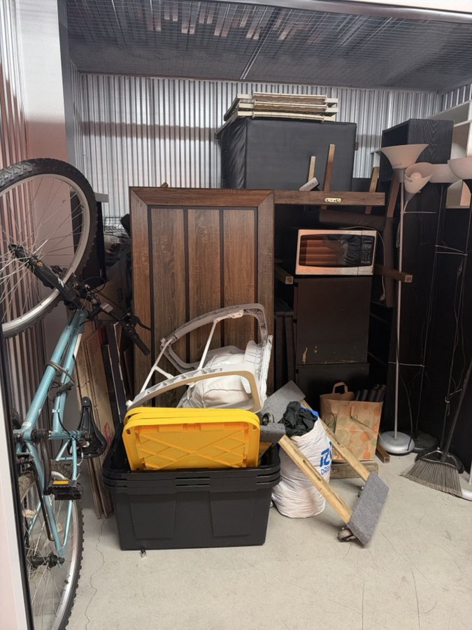10 x 10 storage unit in Newark, CA