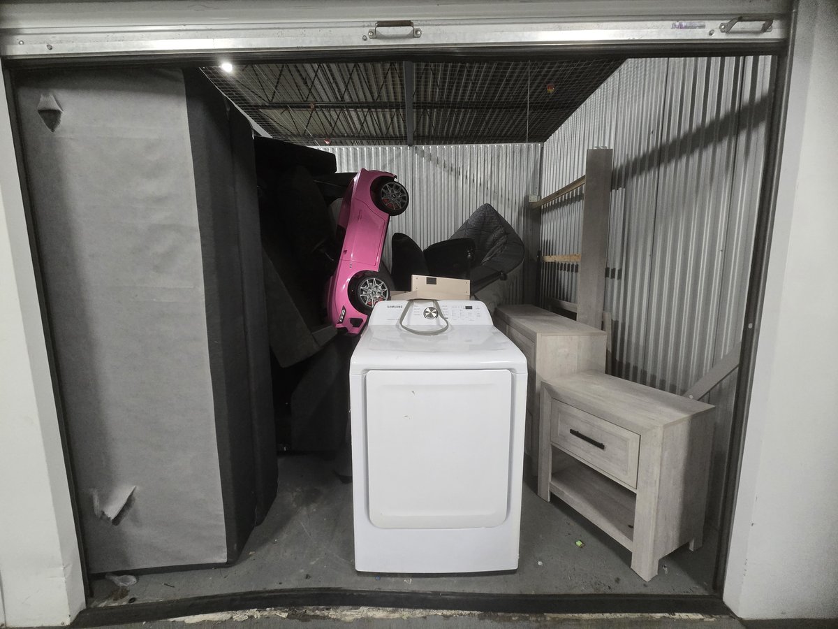 10 x 10 storage unit in West Haven, CT