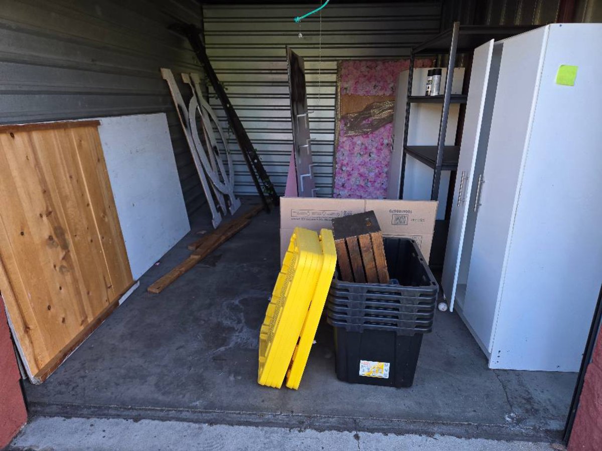 10 x 15 storage unit in Northridge, CA