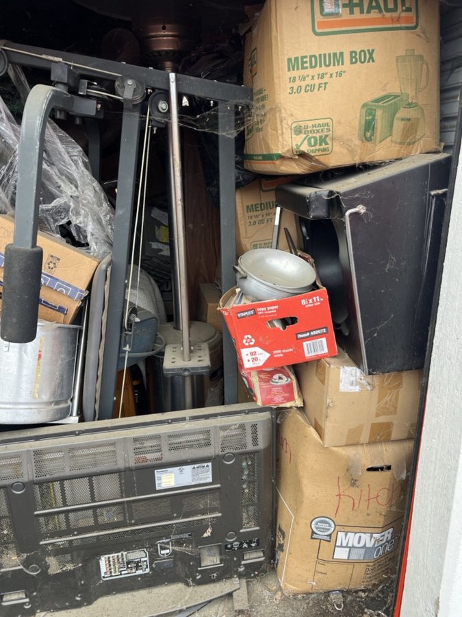 10 x 20 storage unit in Sacramento, CA