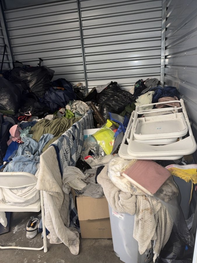 10 x 10 storage unit in Hayward, CA