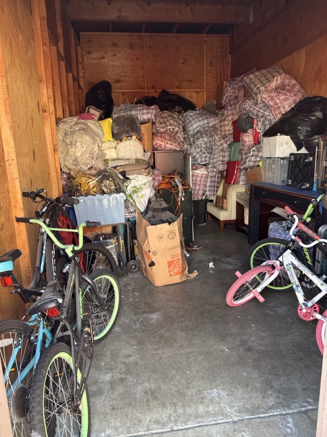 10 x 20 storage unit in Hayward, CA