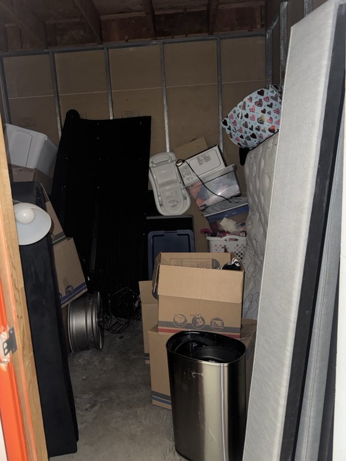 10 x 10 storage unit in Hayward, CA