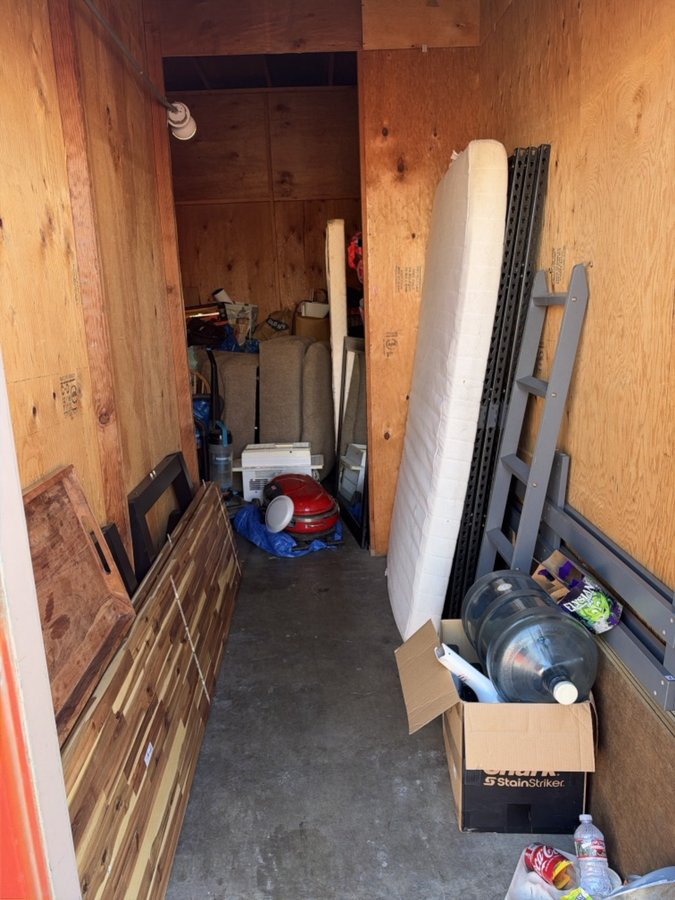 10 x 14 storage unit in Hayward, CA