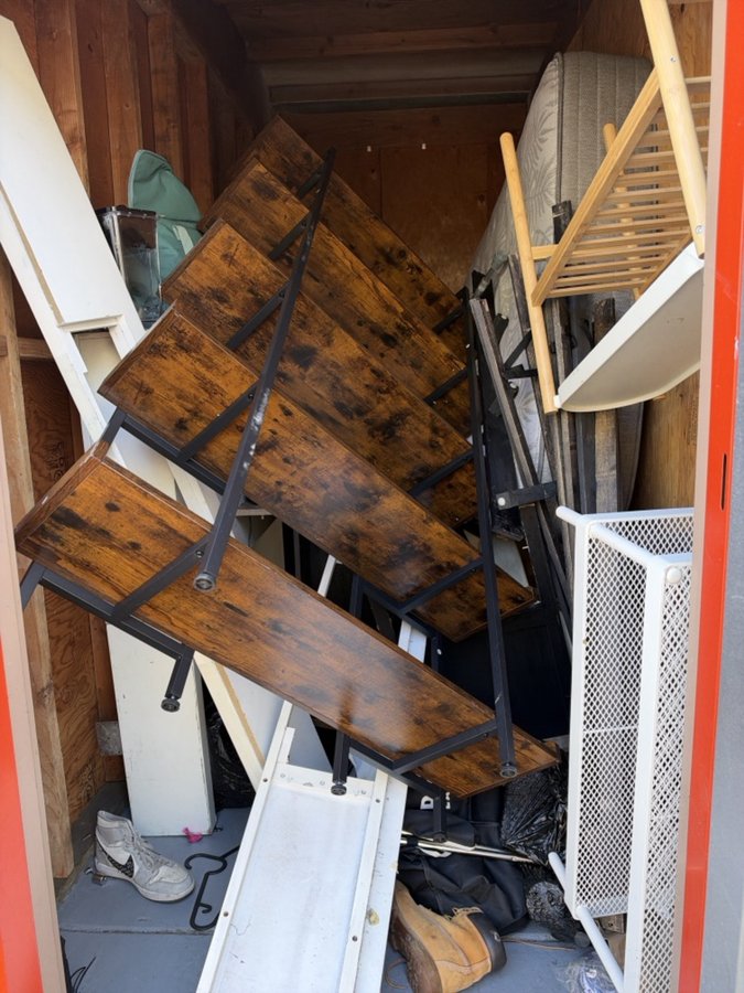 5 x 12 storage unit in Hayward, CA