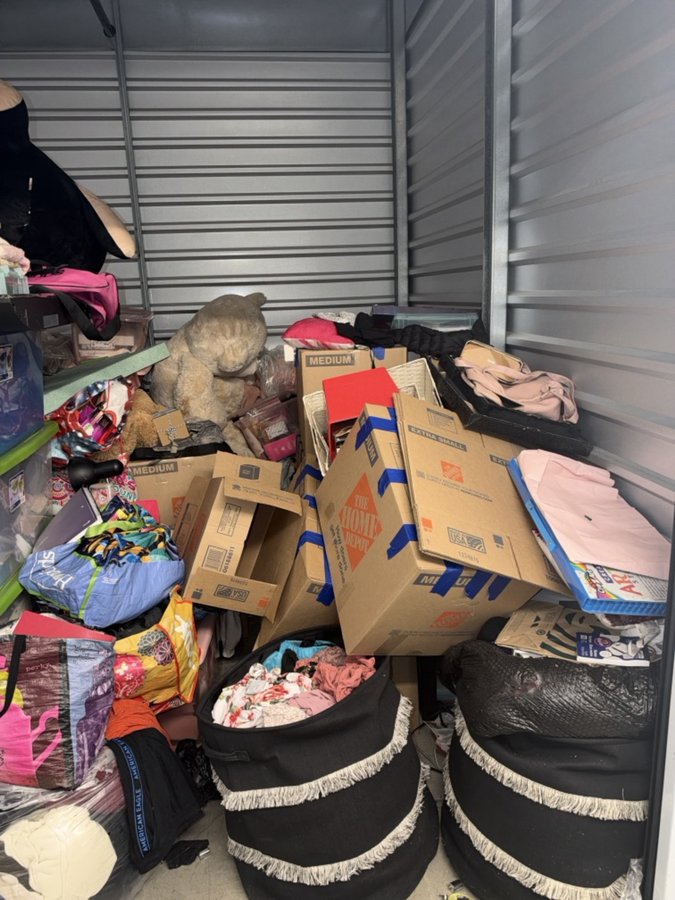 10 x 10 storage unit in Hayward, CA