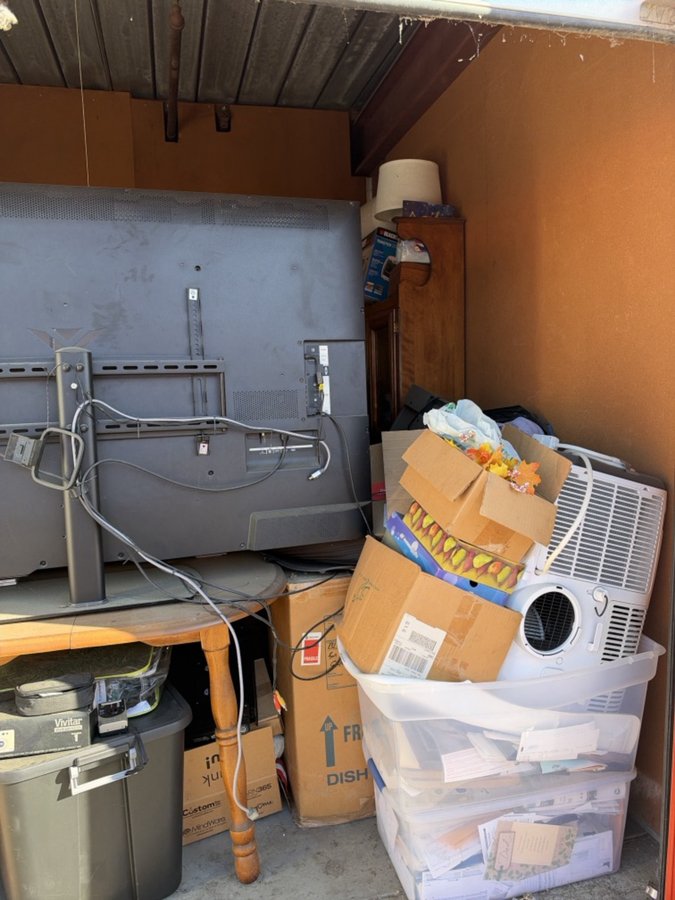 10 x 10 storage unit in Newark, CA