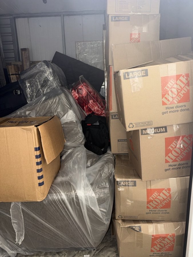 10 x 10 storage unit in Hayward, CA