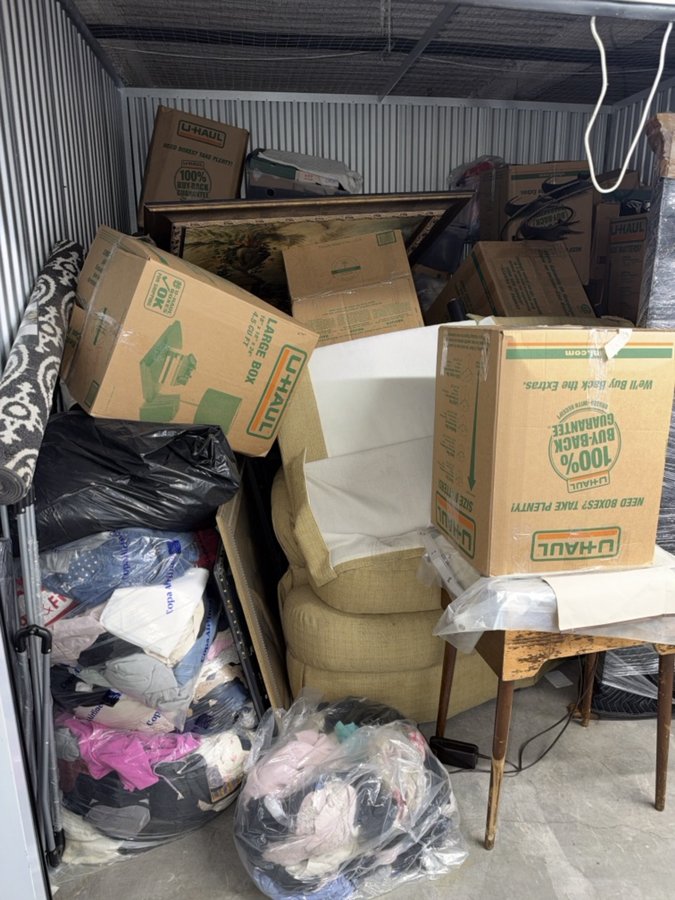 10 x 10 storage unit in Hayward, CA